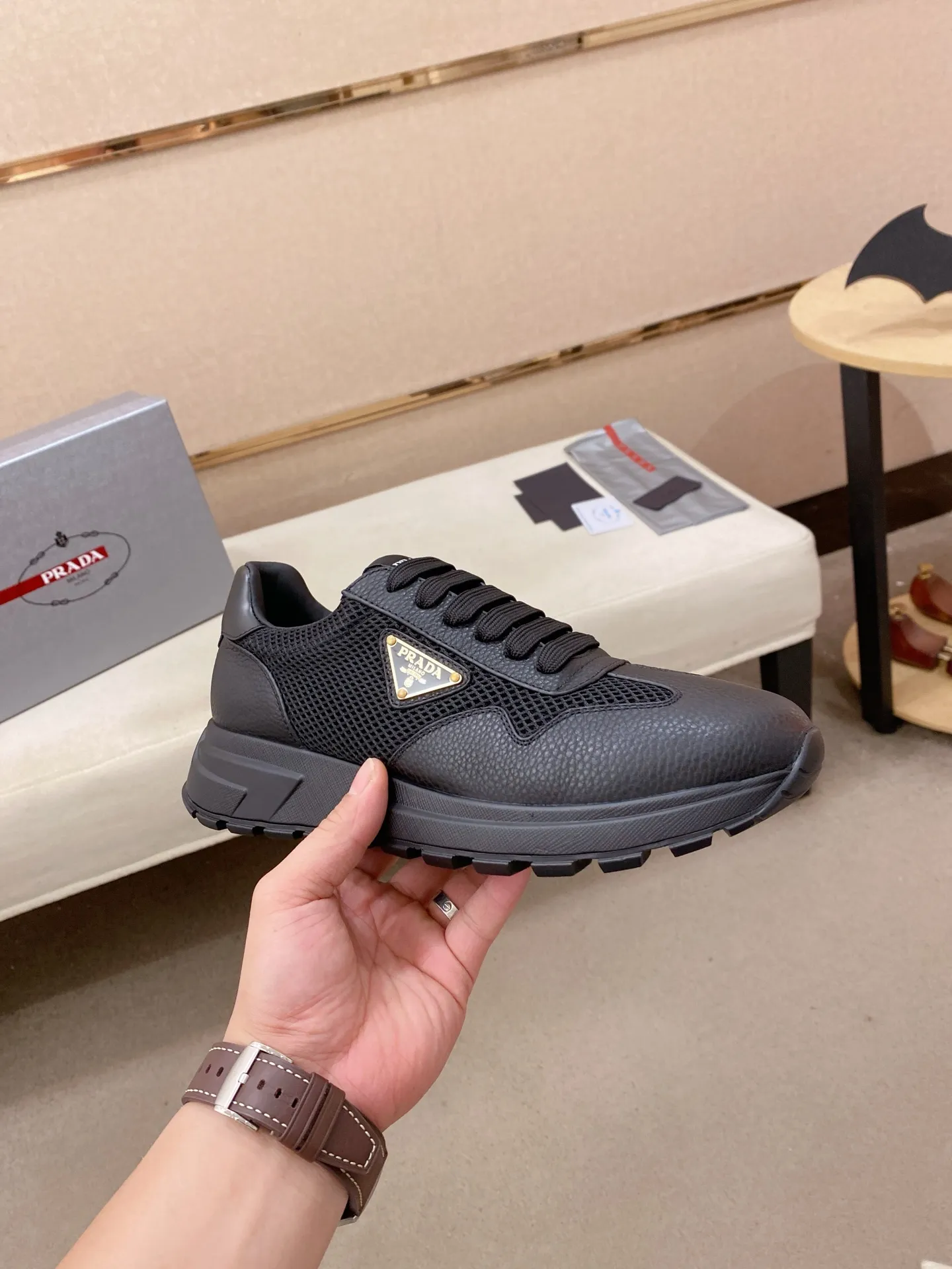 Men's shoes 💰 580💰 ✔️✔️✔️High version High-quality new PRADA (Prada) counters are launched simultaneously, new men's shoes, 😘fabrics are selected from first-layer cowhide fabrics. Lining: Imported cowhide leather lining. 👍🏿High-end☄️Open-molded non-slip rubber outsole, exquisite lines, simple and elegant, comfortable and high-end for leisure travel. Code number: 38 to 45